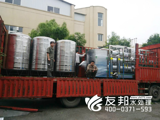 桶裝水灌裝線發(fā)貨現(xiàn)場8.jpg